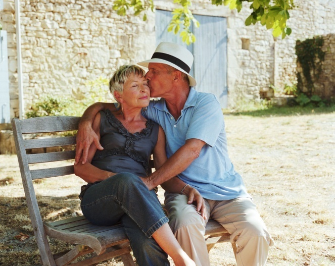 Ilustração: casal - idoso dá beijo em idosa