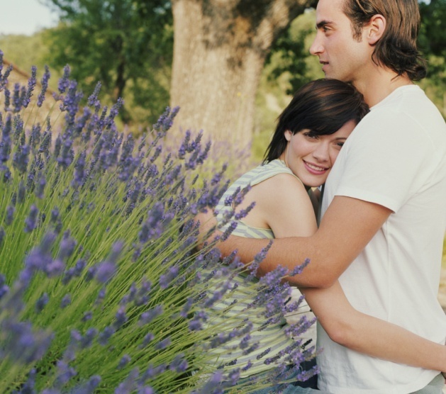 Ilustração: casal troca abraço no jardim