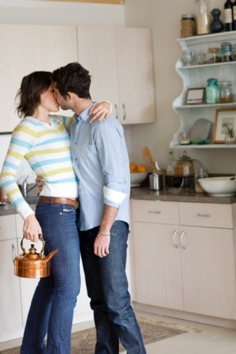 Ilustração: casal troca beijos na cozinha
