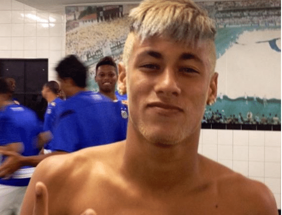 23.jan.2013 - Neymar pinta barba e cabelo de loiro para o jogo contra o Botafogo-SP, no Paulistão. - Reprodução