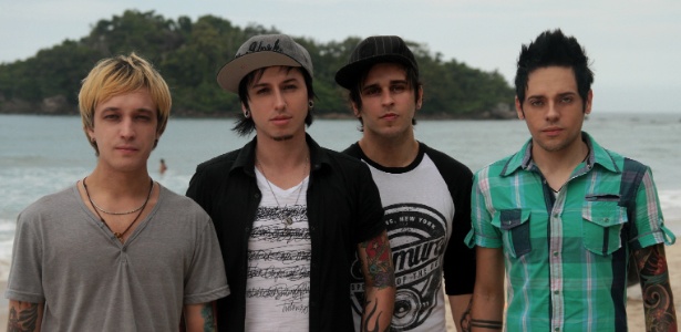 A banda Hevo84: Rodrigo Suspiro (baixo), Renne Fernandes (voz e piano), Marcus Maia (guitarra) e Leland Nunes (bateria) durante a gravação do clipe "Minha Pira" - Divulgação