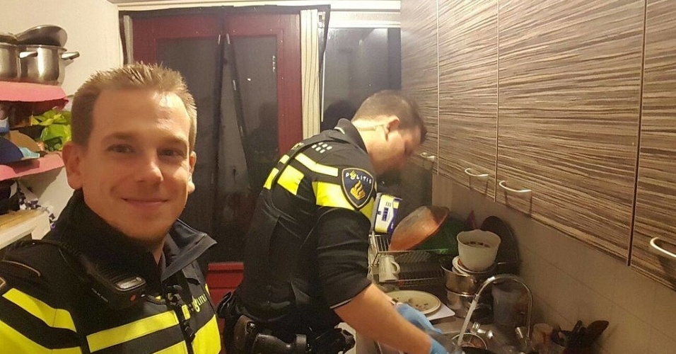 14.nov.2015 - Depois que uma mulher foi levada para o hospital, esses policiais holandeses prepararam o jantar para os filhos dela e ainda lavaram a louça. Esse post levou mais de 1.470 curtidas e 180 compartilhamentos dos fãs do Bate-papo UOL no Facebook.